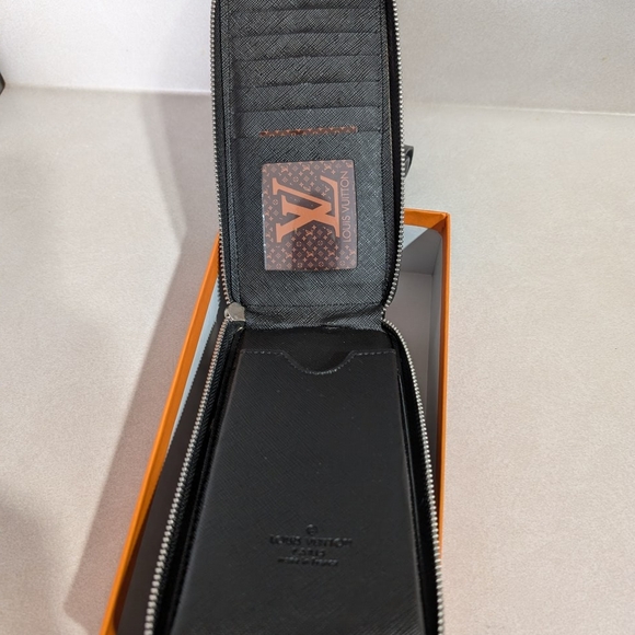 Louis Vuitton Damier Graphite Wallet with Silver Accents - Picture 6 of 12